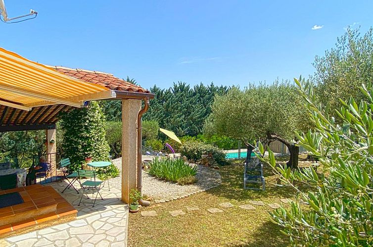 Entspannen Sie sich auf der sonnigen Terrasse der Villa Valentin in Cotignac in der Provence, einem charmanten Ferienhaus mit herrlichem Gartenblick.