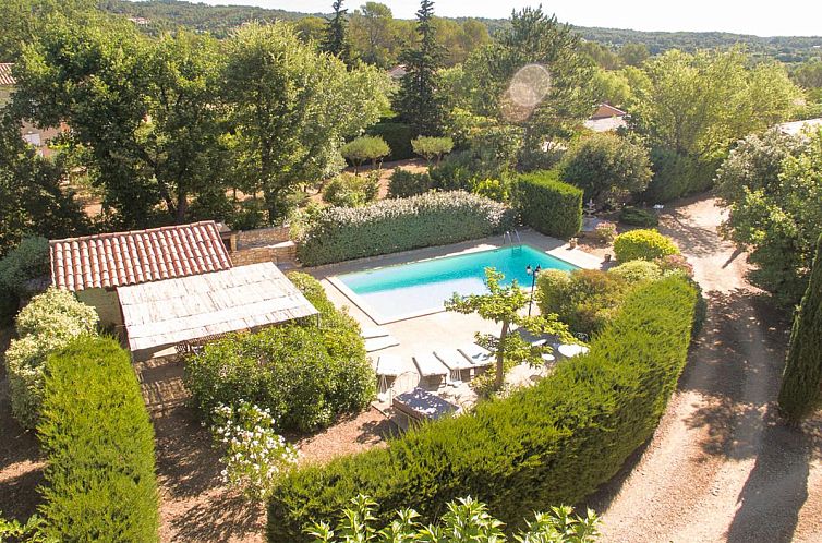 Ontdek de serene tuinen en het verfrissende zwembad van Le clos de la Tuf, een idyllisch vakantiehuis in Cotignac, Provence.