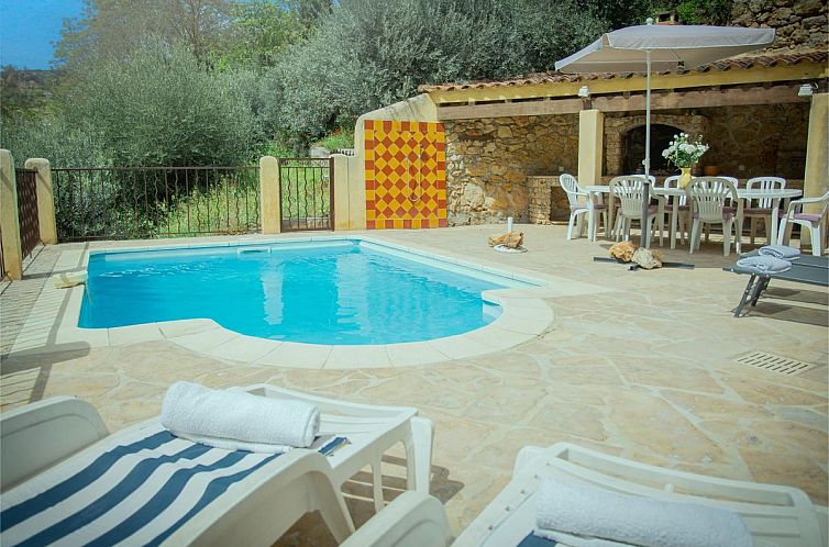 Geniessen Sie die Sonne auf der Terrasse von Maison Jaune, einem idyllischen Ferienhaus in Cotignac in der Provence, das ueber einen einladenden Swimmingpool verfuegt.