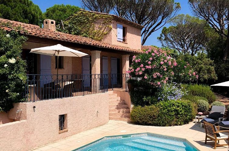 Vakantiehuis Charmante Villa mit Pool und Golfplatz