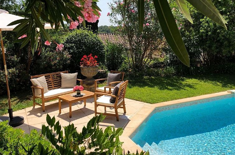 Vakantiehuis Charmante Villa mit Pool und Golfplatz