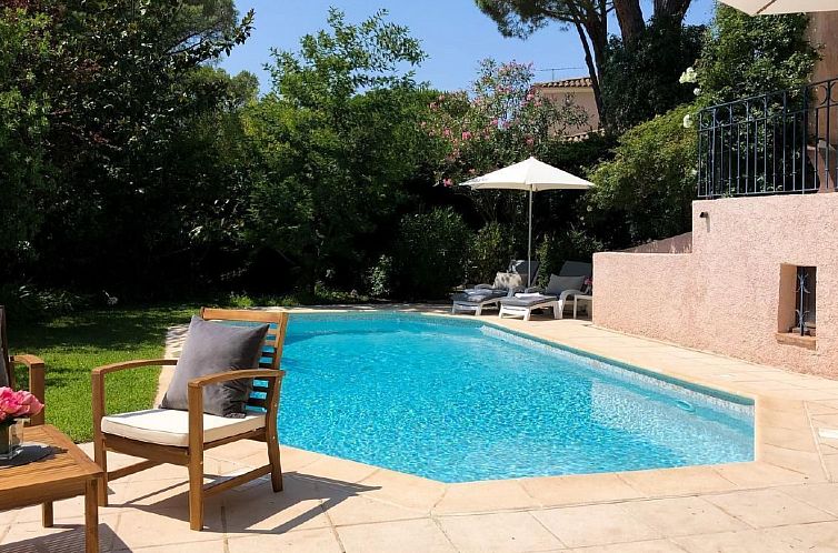 Vakantiehuis Charmante Villa mit Pool und Golfplatz