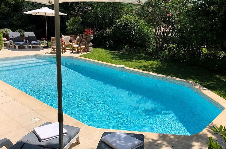 Vakantiehuis Charmante Villa mit Pool und Golfplatz