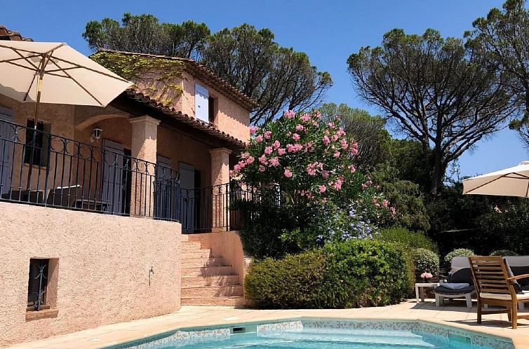 Vakantiehuis Charmante Villa mit Pool und Golfplatz
