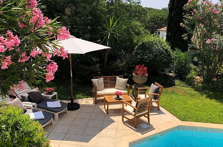 Vakantiehuis Charmante Villa mit Pool und Golfplatz