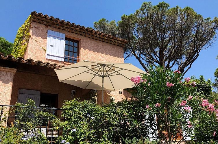 Vakantiehuis Charmante Villa mit Pool und Golfplatz