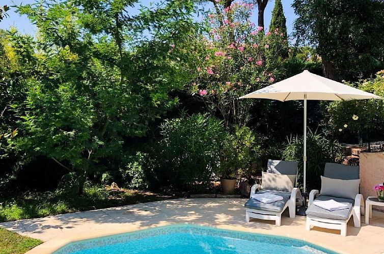 Vakantiehuis Charmante Villa mit Pool und Golfplatz