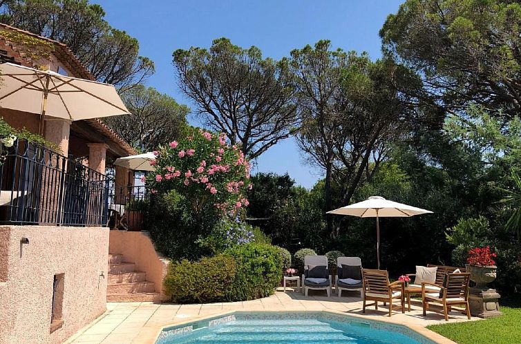 Vakantiehuis Charmante Villa mit Pool und Golfplatz
