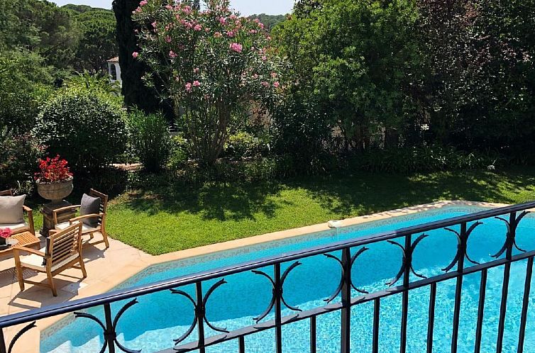 Vakantiehuis Charmante Villa mit Pool und Golfplatz
