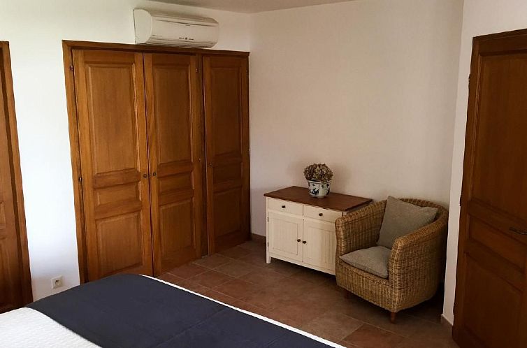 Vakantiehuis Charmante Villa mit Pool und Golfplatz