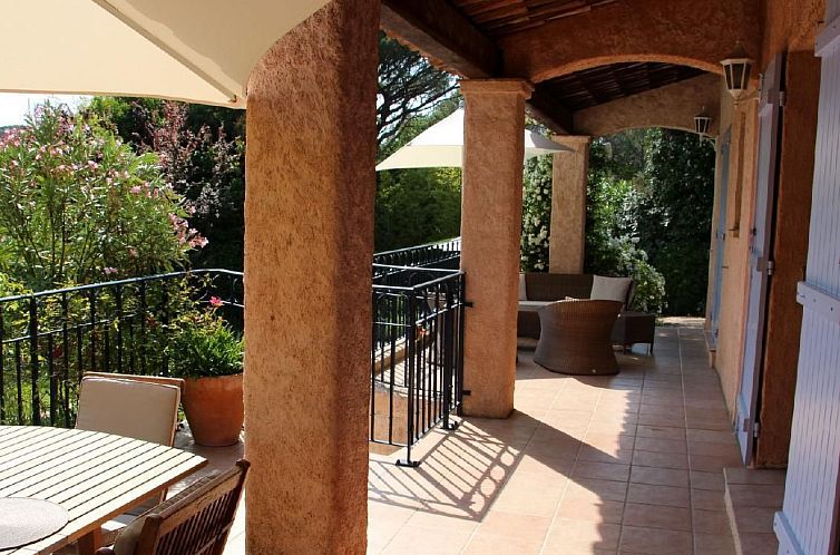 Vakantiehuis Charmante Villa mit Pool und Golfplatz
