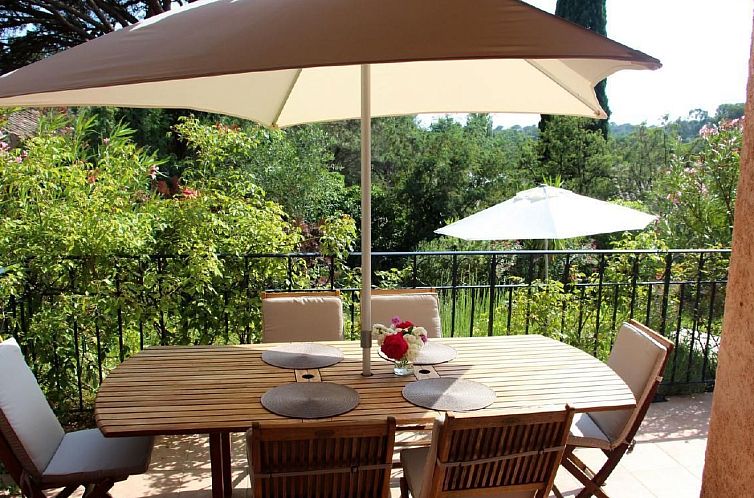 Vakantiehuis Charmante Villa mit Pool und Golfplatz