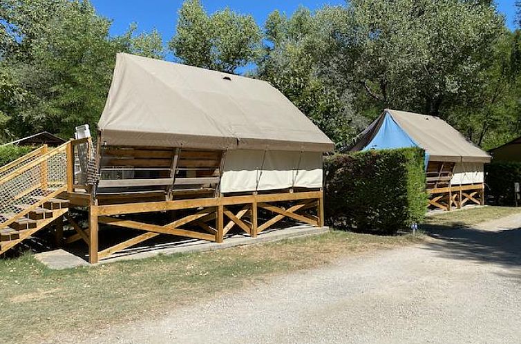 Gemuetliches Safarizelt Ecolodge toile Standard in Saint-Maime, Provence, mit Holzveranda und gruener Umgebung.