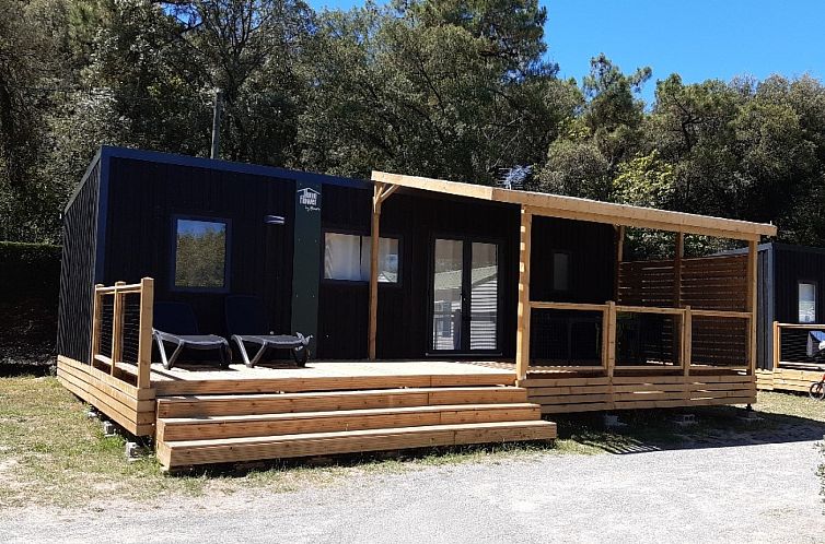 Entdecken Sie das Mobil-home 35m2 Premium in Saint-Maime, Provence, mit einer einladenden Veranda und einer gruenen Umgebung.