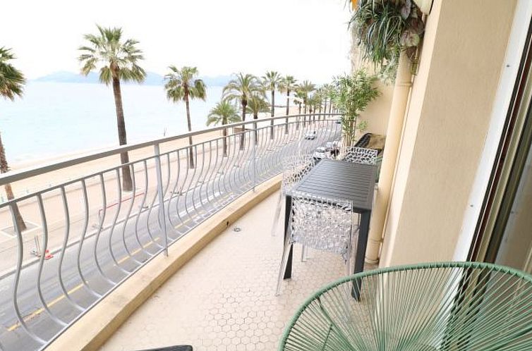 Appartement 3 bedroom facing the beach 401