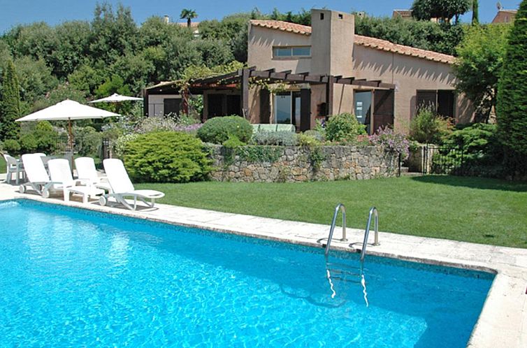 Ontspan in Maison l Arc, een prachtig vakantiehuis in Valbonne, Cote d'Azur, met een uitnodigend zwembad en groene omgeving.