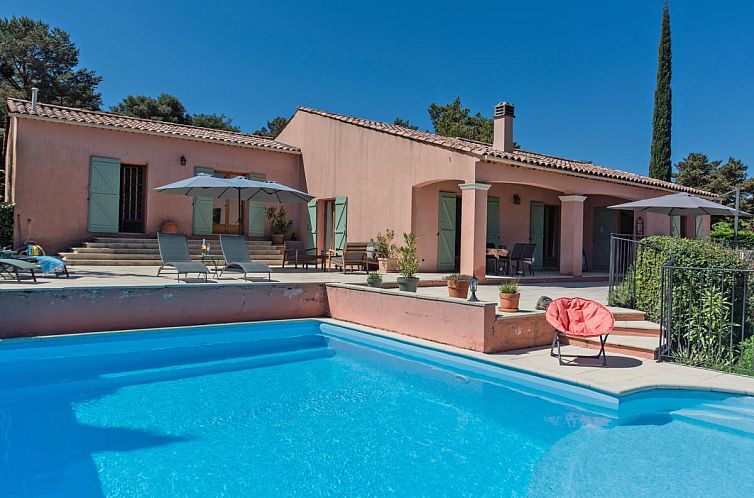 Entdecken Sie "La Bergeronnette" in Tourtour in der Provence - ein Ferienhaus mit Pool und Terrasse, ideal fuer einen entspannten Aufenthalt in Suedfrankreich.