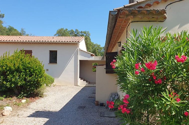 Geniessen Sie Ruhe und Frieden in einem Ferienhaus in Bormes les Mimosas in der Provence, mit einem charmanten Aussenbereich und schoener Natur.