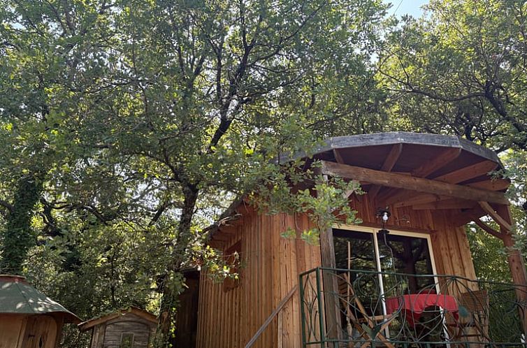 Discover the charm of the Holiday Home in Saignon, Provence, a wooden vacation home nestled in a green oasis.