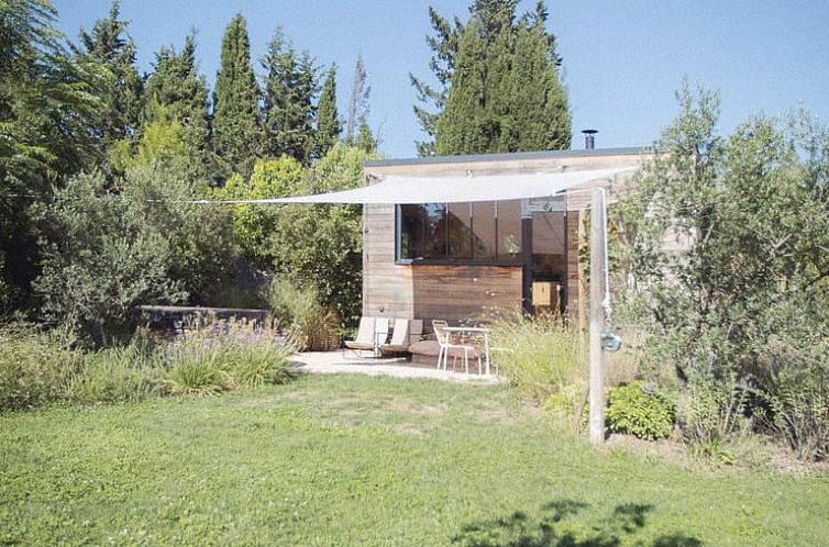 Geniet van de rust bij Vakantiehuisje in Chateaurenard, gelegen in de prachtige natuur van Provence, Cote d'Azur.