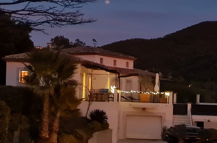 Gezellig vakantiehuis in Ault, Picardie met sfeervol verlicht terras, ideaal voor een ontspannen verblijf.