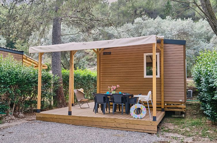 Das Mobile Home Premium in Orgon in der Provence bietet eine einladende Terrasse zum Entspannen und liegt perfekt an der wunderschoenen Cote d'Azur.