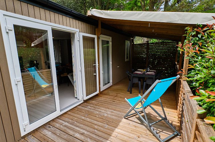 Entdecken Sie die einladende Veranda des Mobile Home Premium Large, einem perfekten Urlaubsort in Orgon in der Provence mit herrlicher Aussicht.