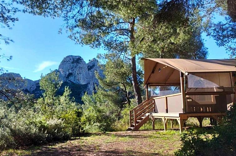 Entdecken Sie den rustikalen Charme der Premium Lodge in Orgon, Provence, ein einzigartiges Glamping-Erlebnis an der Cote d'Azur.