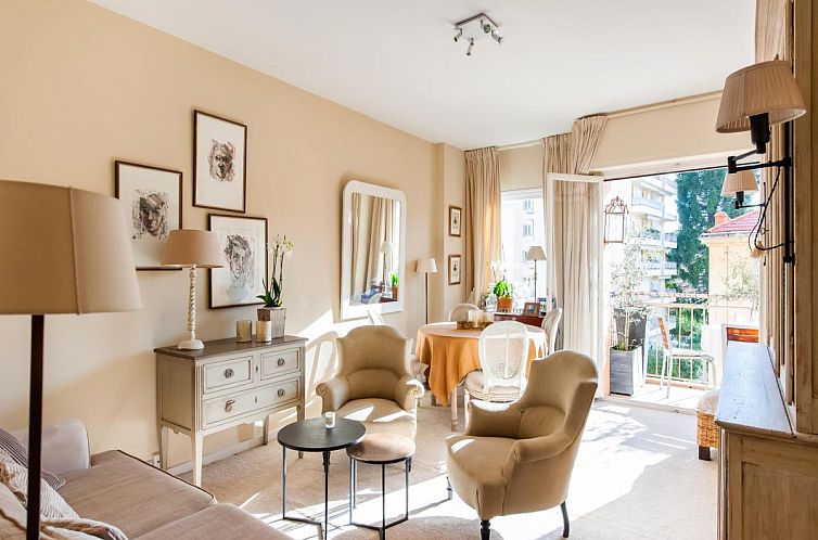 Innenansicht von "Chez Gabrielle" in Menton, Provence; Ferienhaus mit hellem Wohnzimmer und Zugang zur Terrasse.