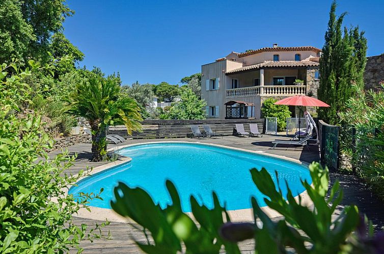 Entspannen Sie sich am Pool von Vue Jardin, einem Ferienhaus in Sainte-Maxime, Cote d'Azur.