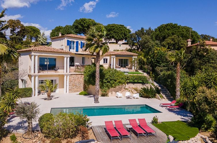 Geniessen Sie die ruhige Umgebung der Villa Azur in Sainte-Maxime in der Provence, ein Ferienhaus mit einer einladenden Terrasse und einem Swimmingpool.