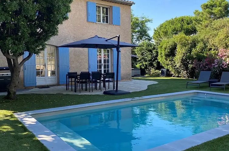 Entspannen Sie sich am privaten Pool der Villa Smit, einem charmanten Ferienhaus in Sainte-Maxime in der Provence, umgeben von Natur.