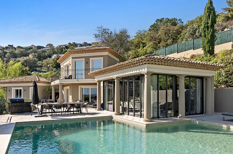 Geniessen Sie den Pool im Dolce Vita C7, einem schoenen Ferienhaus in Sainte-Maxime, Provence, Cote d'Azur.