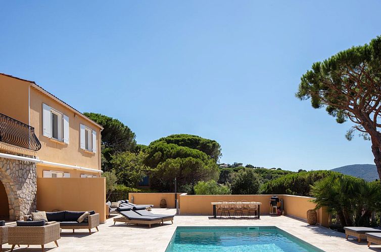 Entspannen Sie sich am Pool von Golf et Mer C5, einem Ferienhaus in Sainte-Maxime, umgeben von der ruhigen Schoenheit der Provence.