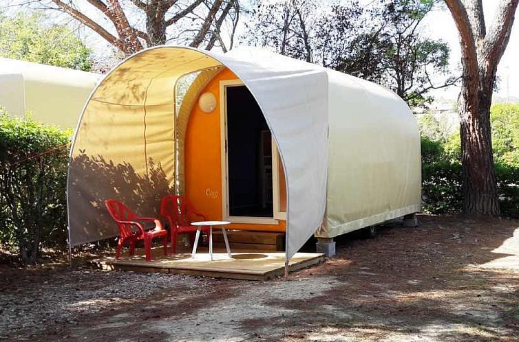 Die charmante Coco Sweet Lodge in Manosque in der Provence mit einer einladenden Terrasse und einer gruenen Umgebung.