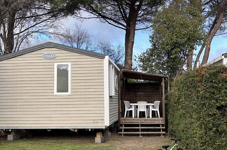 Geniessen Sie die Ruhe im Mobilheim ECO Lodgia in Manosque in der Provence, mit einer einladenden Terrasse inmitten gruener Natur.