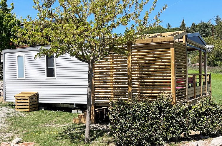 Entdecken Sie das Mobilheim "Living" in Manosque in der Provence - ein idyllisches Ferienhaus mit einer wunderschoenen Terrasse und einer gruenen Umgebung.