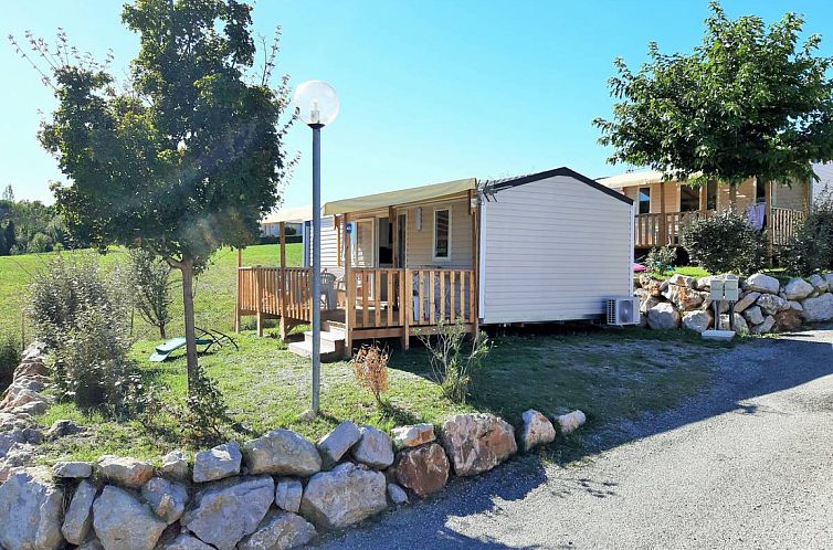 Entdecken Sie das Mobilheim "Tribu" in Manosque in der Provence. Diese Ferienunterkunft verfuegt ueber eine einladende Terrasse inmitten wunderschoener Natur.