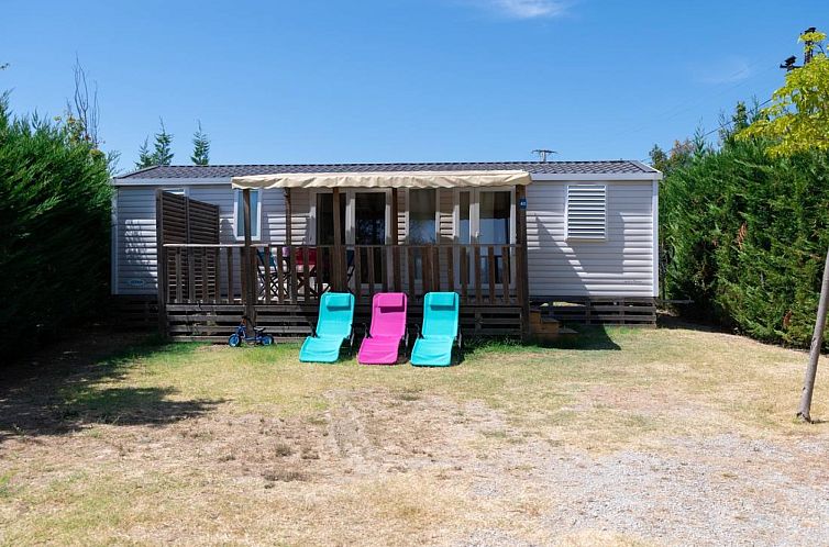 Entspannen Sie sich auf der Terrasse des PREMIUM-Mobilheims in Manosque in der Provence - ideal fuer einen Familienurlaub in der Natur.