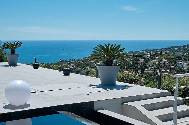 Vakantiehuis 950m vom Meer, herrlicher MEERESBLICK, Pool, Ja