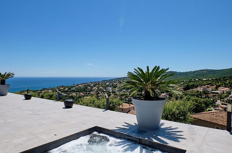 Vakantiehuis 950m vom Meer, herrlicher MEERESBLICK, Pool, Ja