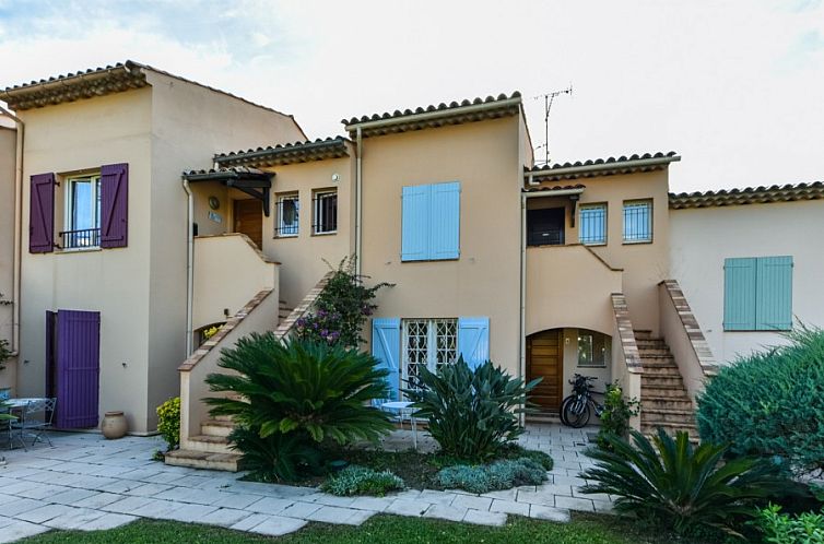 Vakantiewoning Azur aan zee in Golfe-Juan, Provence, met zonnige gevel en uitnodigend terras.