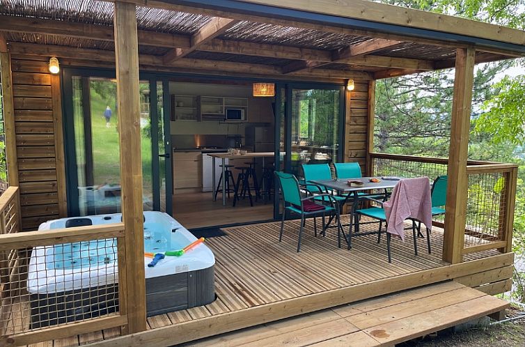 Entspannen Sie sich auf der Terrasse des Cottage Pantaia in Apt, Cote d'Azur mit Whirlpool und Aussenkueche.