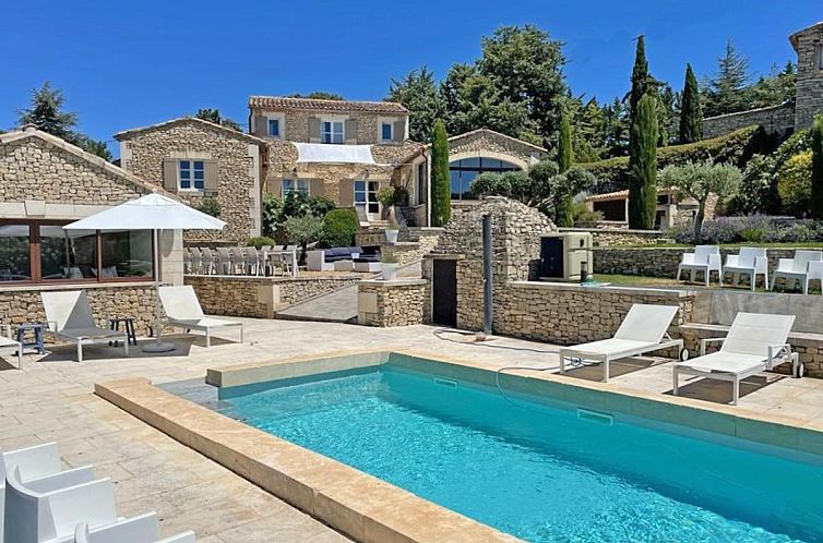 Entspannen Sie sich in Grands Abayers, einem Ferienhaus in Apt in der Provence, das ueber einen schoenen Swimmingpool und eine charmante Steinarchitektur verfuegt.