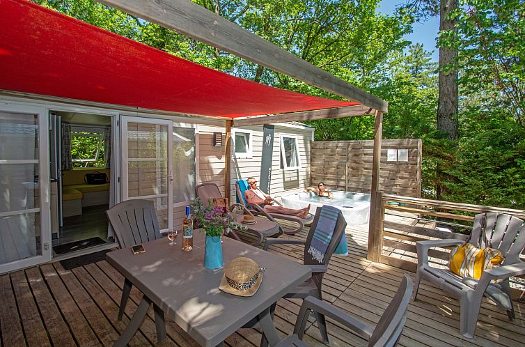 Entspannen Sie sich auf der Terrasse von Cottage Romarin, einem Ferienhaus in Apt, Provence, mit Whirlpool und bequemen Stuehlen.