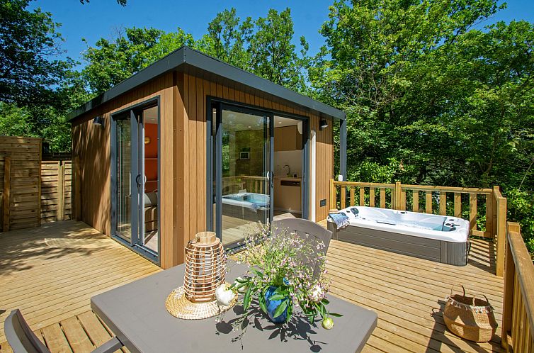 Entdecken Sie das Ferienhaus Cottage Evasion in Apt, Provence, mit einer grossen Terrasse und Jacuzzi, umgeben von der ruhigen Natur der Cote d'Azur.