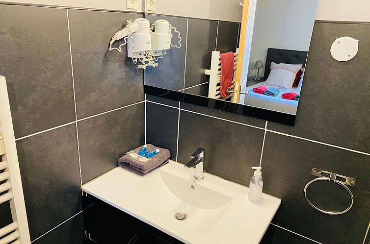 Vakantiehuis Studiowohnung mit Terrasse - Pool, Tennis, Boul
