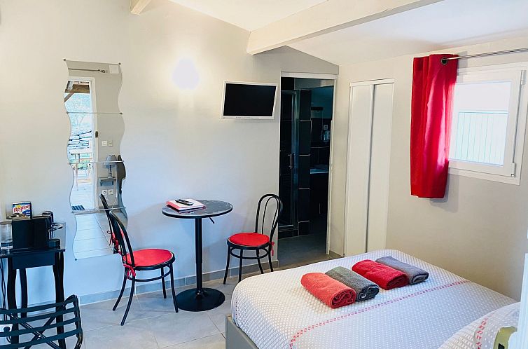 Vakantiehuis Studiowohnung mit Terrasse - Pool, Tennis, Boul
