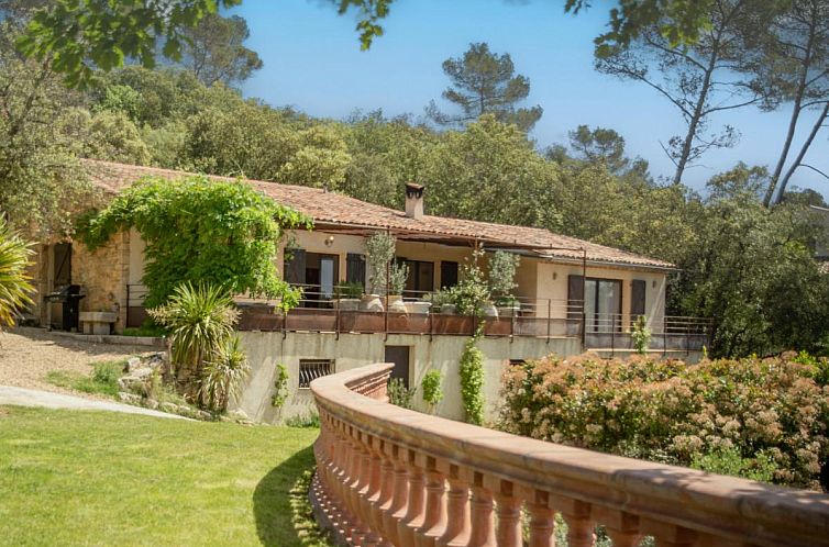 Gemuetliches Ferienhaus La Bastide Romaine in der Provence, Cote d'Azur, mit Blick auf einen ueppigen Garten.