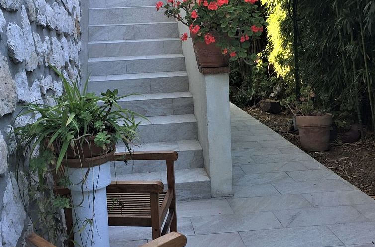 Appartement Wohnung "Les roses" auf einem eingemauerten Grun